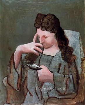  seated - Olga reading seated in an armchair 1920 Pablo Picasso